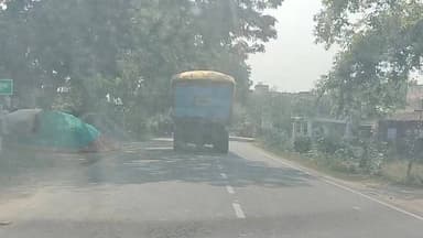 औरंगाबाद में ओवरलोड और बिना नंबर प्लेट के दौड़ रहीं ‘मौत की गाड़ियां’, अंबा-नबीनगर रोड पर खुलेआम नियमों की धज्जियां, लगातार हादसे फिर भी प्रशासन बेखबर।
#Aurangabad #OverloadTrucks #NoNumberPlate #RoadAccident #DeoAmbaRoad #Nabinagar #BiharPolice #TrafficRules
*अंबा, औरंगाबाद, 12 जून 2026*
औरंगाबाद जिले की सड़कों पर ओवरलोड और बिना नंबर प्लेट की हाईवा-ट्रेलर बेखौफ दौड़ रही हैं। अंबा-नबीनगर रोड पर आज भी ऐसा ही नजारा दिखा। छाई से लदा हाईवा ओवरलोड था, लेकिन न आगे नंबर प्लेट थी न पीछे।
*1. छोटे वाहनों पर तुरंत कार्रवाई, बड़ी गाड़ियां बेलगाम*
सबसे बड़ी विडंबना ये है कि छोटी गाड़ियों में नंबर प्लेट न होने पर पुलिस तुरंत फाइन कर देती है। लेकिन ओवरलोड हाईवा और ट्रेलर खुलेआम सड़कों पर चल रहे हैं। इन पर कोई रोक-टोक नहीं।
*2. लगातार मौतें, फिर भी नहीं जागा प्रशासन*
कुछ दिन पहले नबीनगर बाजार में इसी तरह की बिना नंबर की ओवरलोड गाड़ी ने दूध लेने जा रहे एक व्यक्ति को कुचल दिया। जिनकी मौके पर ही मौत हो गई।
वहीं गुरुवार रात अंबा-देव पथ पर भी साइकिल सवार मजदूर शंभूनाथ उर्फ मोनू की गिट्टी लदे ट्रेलर की चपेट में आकर मौत हो गई।
*3. हादसे के बाद भाग जाती हैं गाड़ियां, कौन जिम्मेदार?*
लगातार हो रहे हादसों के बाद भी पुलिस और प्रशासन नहीं जागा। ओवरलोड गाड़ियां खुलेआम चल रही हैं। दुर्घटना के बाद ड्राइवर गाड़ी छोड़कर भाग जाते हैं और पीड़ित परिवार को न्याय नहीं मिलता।
*सवाल ये है*: आखिर इन ‘मौत की गाड़ियों’ के लिए जिम्मेदार कौन? कब तक यूं ही सड़कों पर मौत दौड़ती रहेगी? प्रशासन की चुप्पी पर स्थानीय लोग आक्रोशित हैं।