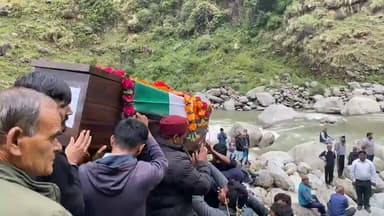 ◆ घनसाली का लाल अमर शहीद अग्निवीर रोहित सिंह रावत की अंतिम यात्रा...
◆ पूरे सैन्य सम्मान के साथ पैतृक घाट पर किया जाएगा अंतिम संस्कार....
◆ मात्र 21 वर्ष की आयु में देश की रक्षा करते हुए शहीद...
#ShaheedRohitSinghRawat #Agniveer #IndianArmy #GarhwalRifles #Ghansali #Uttarakhand #Martyr #SaluteToHero #JaiHind