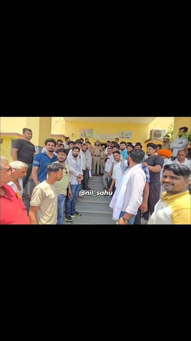 बिजयनगर थाना क्षेत्र में बाड़ी निवासी रतन गुर्जर के साथ गुरुवार को हुई मारपीट व लूट की घटना के आरोपियों की गिरफ्तारी को लेकर सर्व समाज के लोगो ने स्थानीय प्रशासन को शुक्रवार दोपहर 1 बजे ज्ञापन सौंपा।24 घंटे में आरोपियों की गिरफ्तारी की मांग की,मांग पूरी नहीं होने पर उग्र आन्दोलन की चेतावनी दी।घटना को लेकर ग्रामीणों में जबरदस्त आक्रोश देखा गया,इस दौरान क्षेत्रवासियों ने जमकर नारेबाजी की...|| #update #police #rajasthan #breakingnews #news