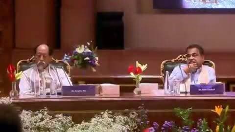 समर्थकों का कहना है कि अनुच्छेद 370 हटाने, तीन तलाक कानून में बदलाव और शरणार्थियों से जुड़े फैसलों जैसे कई बड़े कदमों के बावजूद देश में आशंकाओं के अनुरूप परिस्थितियाँ नहीं बनीं।
उनका मानना है कि मजबूत जनसमर्थन और राजनीतिक इच्छाशक्ति के साथ सरकार ऐसे फैसले लेने में सक्षम होती है जिन्हें वह राष्ट्रीय हित में मानती है।
वहीं, इन मुद्दों पर विपक्ष और अन्य पक्षों की अलग-अलग राय भी रही है। लोकतंत्र में ऐसे विषयों पर बहस और मतभेद स्वाभाविक हैं।
🇮🇳 देशहित, नीति और राजनीति पर चर्चा जारी है।
#Article370 #TripleTalaq #IndiaPolitics #Citizenship #PoliticalDebate IndiaNews CurrentAffairs