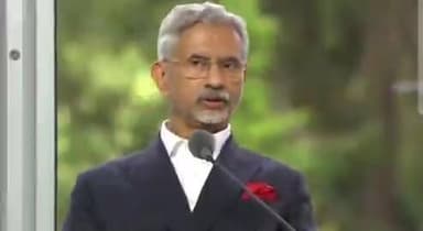🔥🌍 फिनलैंड में भारत के विदेश मंत्री एस. जयशंकर ने रूस-यूक्रेन संघर्ष पर पूछे गए सवाल का जवाब देते हुए पश्चिमी मीडिया को कड़ा संदेश दिया।
जयशंकर ने कहा कि वर्षों तक यूरोपीय देशों ने ऐसे हथियार बेचे जिनका इस्तेमाल भारत के खिलाफ किया गया, लेकिन भारत ने कभी भी यूरोप की सुरक्षा को खतरे में डालने वाला कोई कदम नहीं उठाया।
उनके इस बयान को भारत की स्वतंत्र विदेश नीति और राष्ट्रीय हितों को प्राथमिकता देने वाले दृष्टिकोण के रूप में देखा जा रहा है। 🇮🇳
सोशल मीडिया पर भी उनके जवाब की जमकर चर्चा हो रही है और कई लोग इसे भारत के आत्मविश्वासपूर्ण कूटनीतिक रुख का उदाहरण बता रहे हैं। 🔥
#SJaishankar #Jaishankar #India #RussiaUkraineWar #ForeignPolicy #Diplomacy #IndiaFirst #Geopolitics #WorldNews #Finland #TrendingNews #IndiaNews