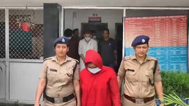 हल्द्वानी के एक स्पा सेंटर में देह व्यापार का भंडाफोड़, स्पा सेंटर की महिला मैनेजर सहित चार आरोपी गिरफ्तार
स्पा सेंटर की आड़ में सेक्स रैकेट का भंडाफोड़, 4 गिरफ्तार, 6 युवतियों का रेस्क्यू*
नैनीताल रोड स्थित *गुरु हरिकिशन कॉम्प्लेक्स* के *'एम०जे० द लग्जरी स्पा सेंटर'* में एंटी ह्यूमन ट्रैफिकिंग यूनिट ने छापा मारकर सेक्स रैकेट का भंडाफोड़ किया है।
*कार्रवाई:* 11 जून 2026 को शाम 7:01 बजे *सीओ ऑपरेशन अमित कुमार* के पर्यवेक्षण में *AHTU प्रभारी उप-निरीक्षक सुनीता कुंवर* की टीम ने मुखबिर की सूचना पर छापेमारी की। स्पा सेंटर से अनैतिक गतिविधियां संचालित होती पाई गईं।
*बरामदगी:* 16 इस्तेमालशुदा व 4 सील पैक कंडोम, नगद ₹4,320, 2 एंट्री रजिस्टर।
*गिरफ्तारी व रेस्क्यू:*
- *6 युवतियों को रेस्क्यू* कर काउंसलिंग के बाद वन स्टॉप सेंटर भेजा गया।
- *4 अभियुक्त गिरफ्तार*: नीरज सिंह, कार्तिकेय गुप्ता, पूनम, अतुल ठाकुर।
- *स्पा संचालक राहुल जायसवाल फरार*, नामजद किया गया।
*केस दर्ज:* कोतवाली हल्द्वानी में *अनैतिक व्यापार निवारण अधिनियम की धारा 3/4/5/6* के तहत *मु0अ0सं0-196/2026* दर्ज। विवेचना *प्रभारी निरीक्षक विजय मेहता* कर रहे हैं।
*पुलिस टीम:* उ०नि० सुनीता कुंवर, उ०नि० कृपाल सिंह, हे0कानि0 प्रहलाद रावत, म0कानि0 रेनू अधिकारी, कानि0 गोविंद मेहरा शामिल रहे।
#HaldwaniNews #NainitalPolice #SexRacketBusted #AHTU #Uttarakhand #CrimeNews #Haldwani