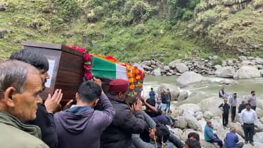 🇮🇳अमर शहीद अग्निवीर रोहित सिंह रावत का पार्थिव शव पहुँचा गाँव! शोक में डूबा पूरा क्षेत्र
मात्र 21 वर्ष की आयु में देश की रक्षा करते हुए सर्वोच्च बलिदान देने वाले घनसाली के मेंडू सेंदूवाल गांव के वीर सपूत **शहीद अग्निवीर रोहित सिंह रावत** का पार्थिव शरीर आज उनके पैतृक गांव पहुंचा।
#ShaheedRohitSinghRawat #Agniveer #IndianArmy #GarhwalRifles #Ghansali #Uttarakhand #Martyr #SaluteToHero #JaiHind