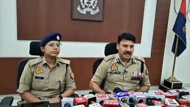 कानपुर पुलिस को एक बड़ी सफलता हाथ लगी है। फर्जी फर्म बनाकर लोगों को डरा-धमकाकर उनके दस्तावेजों का दुरुपयोग करने वाले गिरोह के शातिर आरोपी संजीव दीक्षित को गिरफ्तार किया गया है। आरोपी के खिलाफ पहले से कई गंभीर मुकदमे दर्ज हैं।
कमिश्नरेट कानपुर नगर में अपराधियों के खिलाफ चलाए जा रहे अभियान के तहत चकेरी पुलिस ने शातिर अभियुक्त संजीव दीक्षित उर्फ संजीव कुमार को गिरफ्तार किया है। आरोपी राजीव नगर, ज्वाला मार्केट क्षेत्र का निवासी बताया जा रहा है।
पुलिस के मुताबिक आरोपी अपने साथियों के साथ मिलकर बेरोजगार और आर्थिक रूप से कमजोर लोगों को निशाना बनाता था। उन्हें मुद्रा लोन, बेरोजगारी भत्ता और सरकारी योजनाओं का लाभ दिलाने का झांसा देकर उनके आधार और पैन कार्ड हासिल कर लेता था।
इसके बाद उन्हीं दस्तावेजों के आधार पर फर्जी फर्म और जीएसटी पंजीकरण कराकर बैंक खाते खुलवाए जाते थे और उन खातों के जरिए संदिग्ध लेन-देन किया जाता था। पुलिस अब आरोपी द्वारा बनाई गई अन्य फर्जी फर्मों और बैंक खातों की भी जांच कर रही है। पुलिस रिकॉर्ड के अनुसार आरोपी के खिलाफ चकेरी और अनवरगंज थानों में धोखाधड़ी, कूटरचना, जालसाजी समेत गंभीर धाराओं में कुल छह मुकदमे दर्ज हैं।
बाइट -- रघुवीर लाल -- पुलिस कमिश्नर कानपुर नगर
#crime #cyber #fraud #latestnews #uppolice #breaking