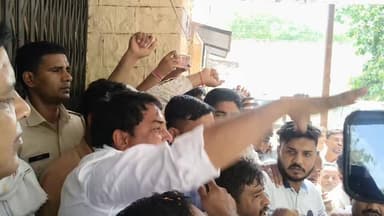 छबड़ा में हो रही खाद की कालाबाजारी को लेकर सैंकड़ों किसानों के साथ नरेश मीणा पहुंचे sdm कार्यालय, नरेश मीणा के साथ किसानों ने Sdm कार्यालय के बहार किया प्रदर्शन,खाद की कालाबारी नहीं रोकी तो होगा उग्र प्रदर्शन, नरेश मीणा के साथ भीड़ देखकर एकाएक प्रशासन के फूले हाथ पैर।।
#bjpbaran #incbaran #dcdmbaran #baransp #BaranPolice #vairalnews #treandingnews #BreakingNews #Baran #chhbra #NareshMeena