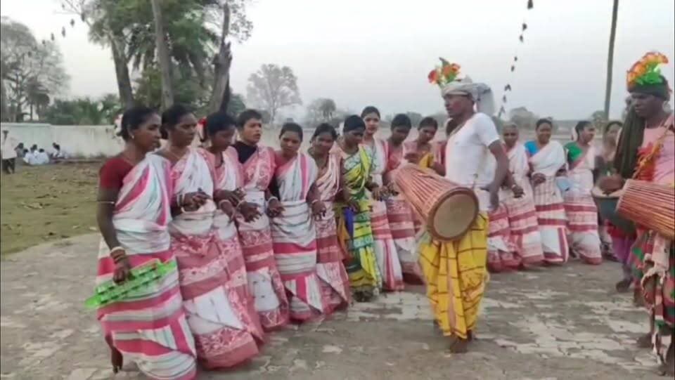 #चंदनकियारी #BokaroNews #News11
🌺 राष्ट्रीय सम्मान से गौरवान्वित हुई चंदनकियारी की बेटी 🌺
संथाली लोक कलाकार बबीता हेम्ब्रम को मिलेगा राष्ट्रीय सम्मान
चंदनकियारी प्रखंड के संथाल लाघला गांव की बेटी एवं प्रसिद्ध संथाली लोक कलाकार बबीता हेम्ब्रम को प्रतिष्ठित 'उस्ताद बिस्मिल्लाह खान युवा पुरस्कार' से सम्मानित किया जाएगा। यह सम्मान उन्हें संगीत नाटक अकादमी, नई दिल्ली द्वारा संथाली लोकनृत्य और लोकसंगीत के क्षेत्र में उनके उल्लेखनीय योगदान के लिए प्रदान किया जा रहा है।
बबीता हेम्ब्रम ने अपनी अथक मेहनत, संघर्ष और वर्षों की साधना के बल पर संथाली संस्कृति को राष्ट्रीय मंच पर नई पहचान दिलाई है। उनकी इस उपलब्धि से पूरे चंदनकियारी, झारखंड और संथाल समाज में खुशी की लहर दौड़ गई है।
इस गौरवपूर्ण घोषणा के बाद उनके घर पर शुभचिंतकों, रिश्तेदारों और क्षेत्रवासियों का बधाई देने के लिए तांता लगा हुआ है।
चंदनकियारी की इस होनहार बेटी को हार्दिक बधाई एवं उज्ज्वल भविष्य के लिए शुभकामनाएं। 🌹🙏
#BabitaHembram #UstadBismillahKhanYuvaPuraskar #SantaliCulture #Chandankiyari #JharkhandPride