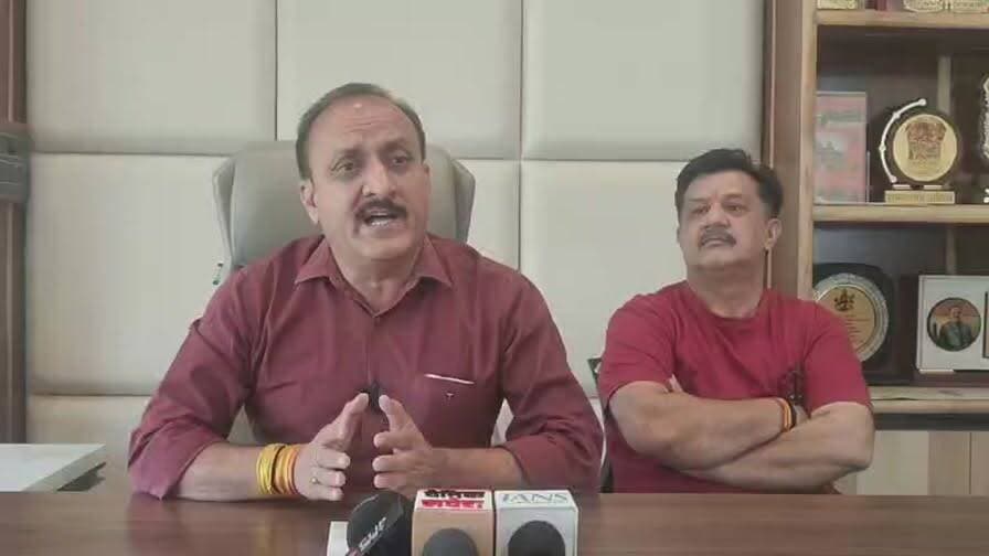 LIVE: शिलाई के पूर्व विधायक बलदेव सिंह तोमर की पत्रकार वार्ता.. पंचायती राज चुनाव, सरकार द्वारा शिलाई क्षेत्र में बंद करवाए गए कई सरकारी संस्थानों और हाटी
मुद्दे पर सुनिए क्या बोले...
@topfans सबसे तेज खबर Paonta Sahib #सबसेतेजखबर #HimachalNews #बीजेपी #इलेक्शन #BJPGovernment #baldevtomar I Support Baldev Tomar