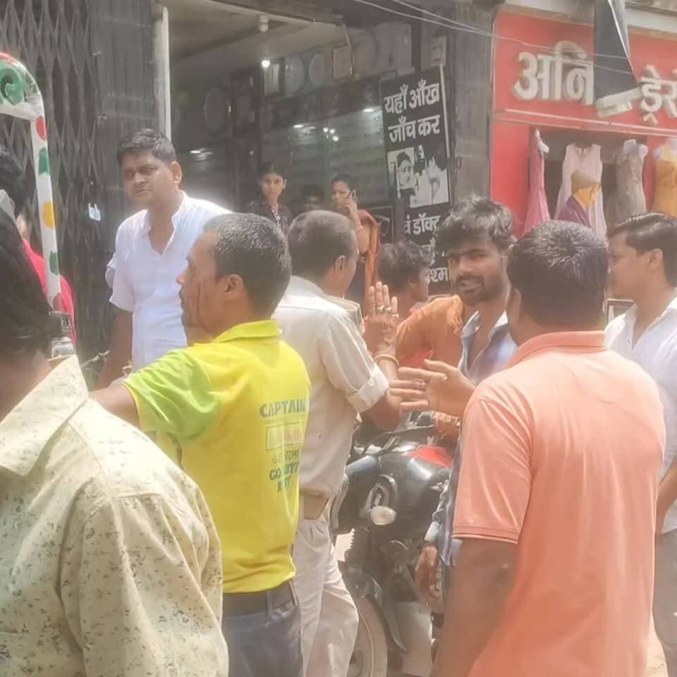 सीतामढ़ी शहर के किरण चौक पर टेंपो का शीशा टूटने को लेकर दो पक्षों के बीच विवाद हो गया। मामूली कहासुनी देखते ही देखते मारपीट में बदल गई। घटना के दौरान सड़क पर अफरा-तफरी का माहौल बन गया और मौके पर लोगों की भारी भीड़ जुट गई।#Sitamarhi #KiranChowk #Tempo #Marpit #ViralVideo #SitamarhiNews #BiharNews #BreakingNews #LocalNews #24HQLiveBihar #CrimeNews #PublicDispute #ViralNews #NewsUpdate #BiharUpdate