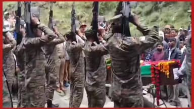 #शहीद #रोहित सिंह रावत (20 गढ़वाल राइफल्स) के अंतिम संस्कार के मौके पर सेना के जवानों द्वारा शहीद को गार्ड ऑफ ऑनर दिया गया। #देखें तस्वीरें।