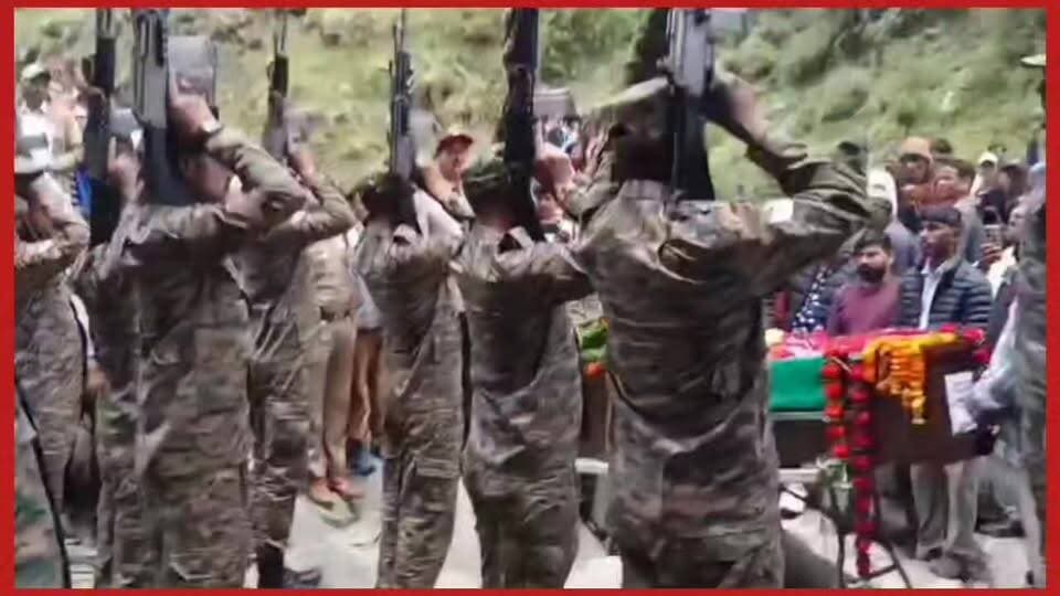 #शहीद #रोहित सिंह रावत (20 गढ़वाल राइफल्स) के अंतिम संस्कार के मौके पर सेना के जवानों द्वारा शहीद को गार्ड ऑफ ऑनर दिया गया। #देखें तस्वीरें।