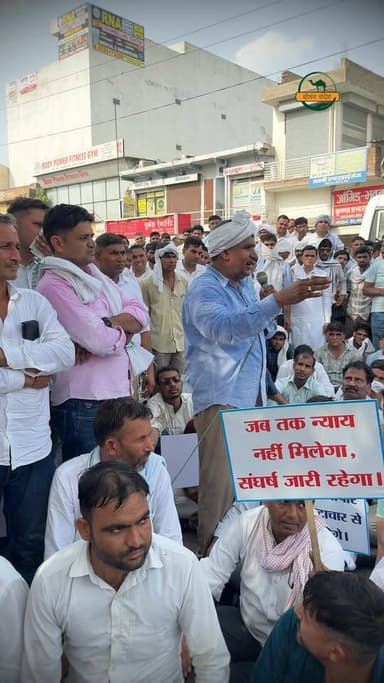 बेनीवाल तो बोनट पर बिठाकर ज्ञापन देता है, कलेक्टर के बाहर ना आने पर गुस्साए व्यापारी
#SikarSandesh #Sikar #RajasthanNews #HanumanBeniwal
