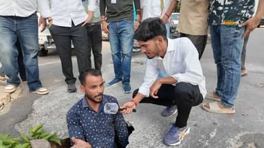 बारिश से पहले ही सीकर की सड़कें लगी धँसने, गड्ढे में गिरे स्कूटर सवार
#SikarSandesh #RajasthanNews #sikar