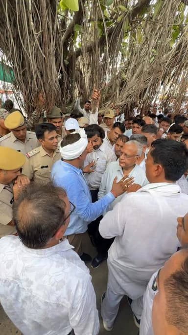 जिला कलेक्टर/प्रशासन के बाहर आकर ज्ञापन लेने की मांग पर अड़े आदान विक्रेता
#SikarSandesh #RajasthanNews #Sikar