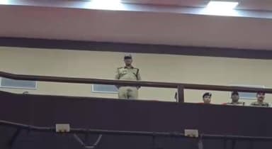 हल्द्वानी : पुलिस ब्रीफिंग के दौरान चढ़ा आईजी और एसएसपी का पारा, मोबाइल चलाते मिले सिपाही को लगी फटकार
हल्द्वानी में 15 जून को आयोजित होने वाले कैंची धाम मेले की तैयारियों को लेकर पुलिस अधिकारियों की महत्वपूर्ण बैठक चल रही थी। बैठक में आईजी कुमाऊं निवेदिता कुकरेती, एसएसपी नैनीताल सहित जिले के सभी वरिष्ठ अधिकारी मौजूद थे।
इसी दौरान एक सिपाही ब्रीफिंग के बीच मोबाइल फोन पर व्यस्त दिखाई दिया, जिसे देखकर आईजी और एसएसपी दोनों नाराज हो गए। आईजी निवेदिता कुकरेती ने सिपाही को कड़ी फटकार लगाते हुए कहा कि ड्यूटी के दौरान भी मोबाइल फोन में व्यस्त रहना गंभीर लापरवाही है।
वहीं एसएसपी ने भी नाराजगी जताते हुए कहा कि यह कोई मजाक का विषय नहीं है। कैंची धाम मेले जैसे महत्वपूर्ण आयोजन की सुरक्षा व्यवस्था को लेकर ब्रीफिंग चल रही है और सभी पुलिसकर्मियों को पूरी गंभीरता के साथ निर्देशों को सुनना चाहिए।
फटकार के बाद संबंधित सिपाही को पूरी ब्रीफिंग के दौरान खड़ा रखा गया। बैठक में मेले की सुरक्षा, यातायात व्यवस्था, भीड़ प्रबंधन और अन्य व्यवस्थाओं को लेकर विस्तार से चर्चा की गई।
बताया जा रहा है कि आगामी कैंची धाम मेले को लेकर पुलिस प्रशासन किसी भी प्रकार की लापरवाही बर्दाश्त करने के मूड में नहीं है और सभी अधिकारियों व कर्मचारियों को स्पष्ट निर्देश दिए गए हैं कि ड्यूटी के दौरान अनुशासन और जिम्मेदारी सर्वोपरि रहेगी।#Haldwani #KainchiDham #PoliceBriefing #NainitalPolice #UttarakhandNews #ViralVideo