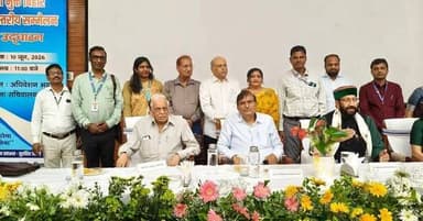 सीतामढ़ी ने रचा कीर्तिमान, टीबी मुक्त भारत अभियान में बिहार में प्रथम स्थान
-राज्यपाल और स्वास्थ्य मंत्री ने किया जिले की टीम को सम्मानित
-76 पंचायतों को टीबी मुक्त घोषित कर बना राज्य का अग्रणी जिला
-जनभागीदारी और प्रभावी रणनीति से मिली बड़ी सफलता
सीतामढ़ी। टीबी मुक्त भारत अभियान के अंतर्गत सीतामढ़ी जिले ने उल्लेखनीय उपलब्धि हासिल करते हुए पूरे बिहार में प्रथम स्थान प्राप्त किया है। इस उत्कृष्ट प्रदर्शन के लिए पटना के अधिवेशन भवन में आयोजित राज्य स्तरीय ‘टीबी मुक्त बिहार सम्मेलन’ में सीतामढ़ी की स्वास्थ्य टीम को सम्मानित किया गया।
बुधवार को आयोजित सम्मेलन का उद्घाटन बिहार के महामहिम राज्यपाल लेफ्टिनेंट जनरल (सेवानिवृत्त) सैयद अता हसनैन ने किया। इस अवसर पर राज्यपाल ने कहा कि टीबी उन्मूलन केवल स्वास्थ्य विभाग की जिम्मेदारी नहीं, बल्कि समाज के सभी वर्गों की सामूहिक भागीदारी से सफल होने वाला जनआंदोलन है। उन्होंने टीबी के खिलाफ जागरूकता, समय पर जांच और उपचार को अभियान की सफलता का आधार बताया।
सम्मेलन में बिहार के स्वास्थ्य मंत्री निशांत कुमार ने कहा कि सुदृढ़ जांच व्यवस्था, बेहतर उपचार सुविधाओं तथा जनसहभागिता के बल पर बिहार तेजी से टीबी मुक्त राज्य बनने की दिशा में आगे बढ़ रहा है। उन्होंने स्वास्थ्यकर्मियों के समर्पण और परिश्रम की सराहना करते हुए कहा कि राज्य के कई जिलों ने उत्कृष्ट कार्य किया है, जिनमें सीतामढ़ी का प्रदर्शन सबसे प्रेरणादायक रहा है।
इस अवसर पर सिविल सर्जन डॉ. अखिलेश कुमार, जिला यक्ष्मा पदाधिकारी डॉ. जेड. जावेद तथा जिले की पूरी टीबी उन्मूलन टीम को राज्य स्तर पर सम्मानित किया गया। यह सम्मान जिले द्वारा टीबी नियंत्रण एवं उन्मूलन के क्षेत्र में किए गए उत्कृष्ट कार्यों की पहचान है।
उल्लेखनीय है कि वर्ष 2025 में जिला पदाधिकारी सीतामढ़ी के निर्देशन में व्यापक जनजागरूकता, सक्रिय खोज अभियान, समयबद्ध उपचार एवं सामुदायिक सहयोग के माध्यम से जिले की कुल 76 पंचायतों को टीबी मुक्त घोषित किया गया था। इसी उपलब्धि के आधार पर सीतामढ़ी ने पूरे बिहार में प्रथम स्थान प्राप्त कर राज्य में एक नया मानदंड स्थापित किया है।
स्वास्थ्य विभाग के अधिकारियों ने कहा कि जिले की यह उपलब्धि भविष्य में टीबी मुक्त समाज के निर्माण के लिए अन्य जिलों के लिए भी प्रेरणा का स्रोत बनेगी।