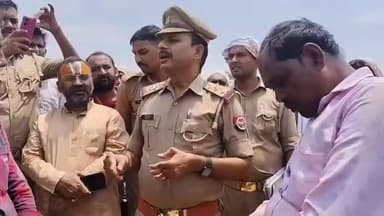 प्रेस नोट
📍 चित्रकूट
चित्रकूट में एक गरीब किसान के मासूम बेटे की कथित रूप से बालू खनन से बने गहरे गड्ढे में डूबने से मौत हो जाने की घटना ने क्षेत्र में शोक और आक्रोश का माहौल पैदा कर दिया है।
निषाद समाज सहित स्थानीय लोगों का कहना है कि इस दुखद हादसे के बाद प्रशासन को पीड़ित परिवार के प्रति संवेदनशीलता और मानवीय व्यवहार दिखाना चाहिए था।
स्थानीय लोगों का आरोप है कि घटना के बाद संबंधित दरोगा द्वारा पीड़ित परिवार को सांत्वना देने और संवेदना व्यक्त करने के बजाय बालू खनन को सही ठहराने संबंधी बातें कही गईं, जिससे लोगों की भावनाएं आहत हुई हैं।
समाज के लोगों ने इसे अत्यंत संवेदनहीन रवैया बताते हुए संबंधित अधिकारी के खिलाफ जांच कर कड़ी कार्रवाई की मांग की है।
निषाद समाज एवं क्षेत्रीय नागरिकों ने प्रदेश सरकार से मांग की है कि मृतक बालक के परिवार को आर्थिक सहायता प्रदान की जाए तथा हादसे के कारणों की निष्पक्ष जांच कर दोषियों के विरुद्ध कार्रवाई सुनिश्चित की जाए।
साथ ही खनन क्षेत्रों में सुरक्षा मानकों का पालन कराने और ऐसे हादसों की पुनरावृत्ति रोकने के लिए प्रभावी कदम उठाने की मांग भी की गई है।
लोगों का कहना है कि प्रशासन को पीड़ित परिवार के दुख में सहभागी बनते हुए हर संभव सहायता उपलब्ध करानी चाहिए, ताकि परिवार को इस कठिन समय में संबल मिल सके।
#Chitrakoot #चित्रकूट #निषाद_समाज #JusticeForVictim #बालूखनन #प्रशासन #उत्तरप्रदेश #BreakingNews