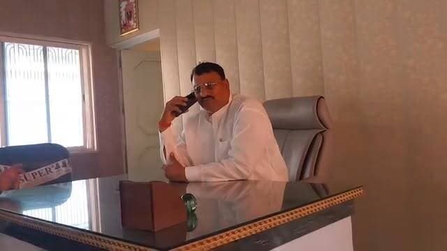 प्रेस नोट
📍 चित्रकूट
बरदहा बांध को बरदहा ही बनाइए, लूटपाट का केन्द्र नहीं : अरविन्द मिश्रा, ब्लॉक प्रमुख
#चित्रकूट : पाठा क्षेत्र के किसानों की जीवनरेखा माने जाने वाले बरदहा (छेरिहा) बांध में करोड़ों रुपये की लागत से कराए जा रहे निर्माण कार्यों में कथित अनियमितताओं और लापरवाही को लेकर मानिकपुर ब्लॉक प्रमुख अरविन्द मिश्रा ने कड़ी नाराजगी जताई है।
ब्लॉक प्रमुख ने निर्माण कार्यों की गुणवत्ता पर सवाल उठाते हुए संबंधित अधिकारियों और कार्यदायी संस्थाओं को चेतावनी दी कि किसानों से जुड़ी महत्वपूर्ण योजनाओं में किसी भी प्रकार की लीपापोती या भ्रष्टाचार बर्दाश्त नहीं किया जाएगा। उन्होंने कहा कि बरदहा बांध पाठा क्षेत्र के हजारों किसानों की सिंचाई व्यवस्था से जुड़ा हुआ है और इसकी गुणवत्ता से किसी प्रकार का समझौता स्वीकार नहीं है।
अरविन्द मिश्रा ने कहा कि "बरदहा बांध को बरदहा ही बनाइए, लूटपाट का केन्द्र नहीं। जनता के पैसे से बनने वाली परियोजनाओं में पारदर्शिता और गुणवत्ता सुनिश्चित होनी चाहिए। यदि कहीं भी अनियमितता पाई जाती है तो जिम्मेदार अधिकारियों और ठेकेदारों के खिलाफ कार्रवाई होनी चाहिए।"
उन्होंने मांग की कि निर्माण कार्यों की निष्पक्ष जांच कराई जाए तथा कार्यों की गुणवत्ता का तकनीकी परीक्षण कराया जाए, जिससे क्षेत्र के किसानों को भविष्य में किसी प्रकार की समस्या का सामना न करना पड़े।
पाठा क्षेत्र के किसानों और स्थानीय लोगों ने भी बांध निर्माण कार्यों में उच्च गुणवत्ता और पारदर्शिता सुनिश्चित करने की मांग करते हुए प्रशासन से मामले का संज्ञान लेने की अपील की है।
#Chitrakoot #बरदहा_बांध #पाठा_क्षेत्र #अरविन्द_मिश्रा #मानिकपुर #किसान_हित #चित्रकूट