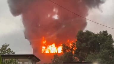 पश्चिम बंगाल के अलीपुर में एक सरकारी गोदाम में भयानक आग लग गई है जहाँ 4 हज़ार से ज़्यादा EVM रखे हुए थे।
पश्चिम बंगाल में तृणमूल की टूट से मचे सियासी घमासान के बीच कोलकाता में चौंका देने वाली घटना सामने आई है। कोलकाता के अलीपुरद्वार इलाके में एक बिल्डिंग में आग लगने से 4000 ईवीएम जल गई हैं। आग लगने के बाद लगभग 24 घंटे तक फायर सर्विस के कर्मचारी आग बुझाने में लगे रहे। शुभेंदु अधिकारी सरकार में मंत्री कौशिक चौधरी ने हादसे पर शक जताया है। उनहोंने बताया कि गुरुवार को कहा कि यहां एक सरकारी इमारत में लगी आग में करीब 4,000 EVM जलकर खाक हो गईं। घटना के संबंध में एफआईआर दर्ज होने के बाद पुलिस ने जांच शुरू कर दी है।
जानकारी के अनुसार बुधवार को दक्षिण कोलकाता के अलीपुर इलाके में नौ मंजिला इमारत में भीषण आग लग गई थी। इस इमारत में अन्य विभागों के अलावा दक्षिण 24 परगना जिला परिषद का कार्यालय भी था। बंगाल सरकार में फायर और इमरजेंसी सर्विस के राज्य मंत्री कौशिक चौधरी ने कहा आग में करीब 4000 ईवीएम नष्ट हो गईं। इन ईवीएम का इस्तेमाल राज्य में इस साल हुए विधानसभा चुनावों के दौरान 10 निर्वाचन क्षेत्रों में किया गया था।
#EVM #KolkataFire #WestBengal