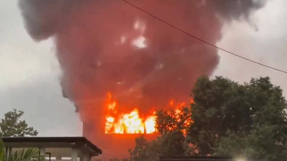पश्चिम बंगाल के अलीपुर में एक सरकारी गोदाम में भयानक आग लग गई है जहाँ 4 हज़ार से ज़्यादा EVM रखे हुए थे।
पश्चिम बंगाल में तृणमूल की टूट से मचे सियासी घमासान के बीच कोलकाता में चौंका देने वाली घटना सामने आई है। कोलकाता के अलीपुरद्वार इलाके में एक बिल्डिंग में आग लगने से 4000 ईवीएम जल गई हैं। आग लगने के बाद लगभग 24 घंटे तक फायर सर्विस के कर्मचारी आग बुझाने में लगे रहे। शुभेंदु अधिकारी सरकार में मंत्री कौशिक चौधरी ने हादसे पर शक जताया है। उनहोंने बताया कि गुरुवार को कहा कि यहां एक सरकारी इमारत में लगी आग में करीब 4,000 EVM जलकर खाक हो गईं। घटना के संबंध में एफआईआर दर्ज होने के बाद पुलिस ने जांच शुरू कर दी है।
जानकारी के अनुसार बुधवार को दक्षिण कोलकाता के अलीपुर इलाके में नौ मंजिला इमारत में भीषण आग लग गई थी। इस इमारत में अन्य विभागों के अलावा दक्षिण 24 परगना जिला परिषद का कार्यालय भी था। बंगाल सरकार में फायर और इमरजेंसी सर्विस के राज्य मंत्री कौशिक चौधरी ने कहा आग में करीब 4000 ईवीएम नष्ट हो गईं। इन ईवीएम का इस्तेमाल राज्य में इस साल हुए विधानसभा चुनावों के दौरान 10 निर्वाचन क्षेत्रों में किया गया था।
#EVM #KolkataFire #WestBengal