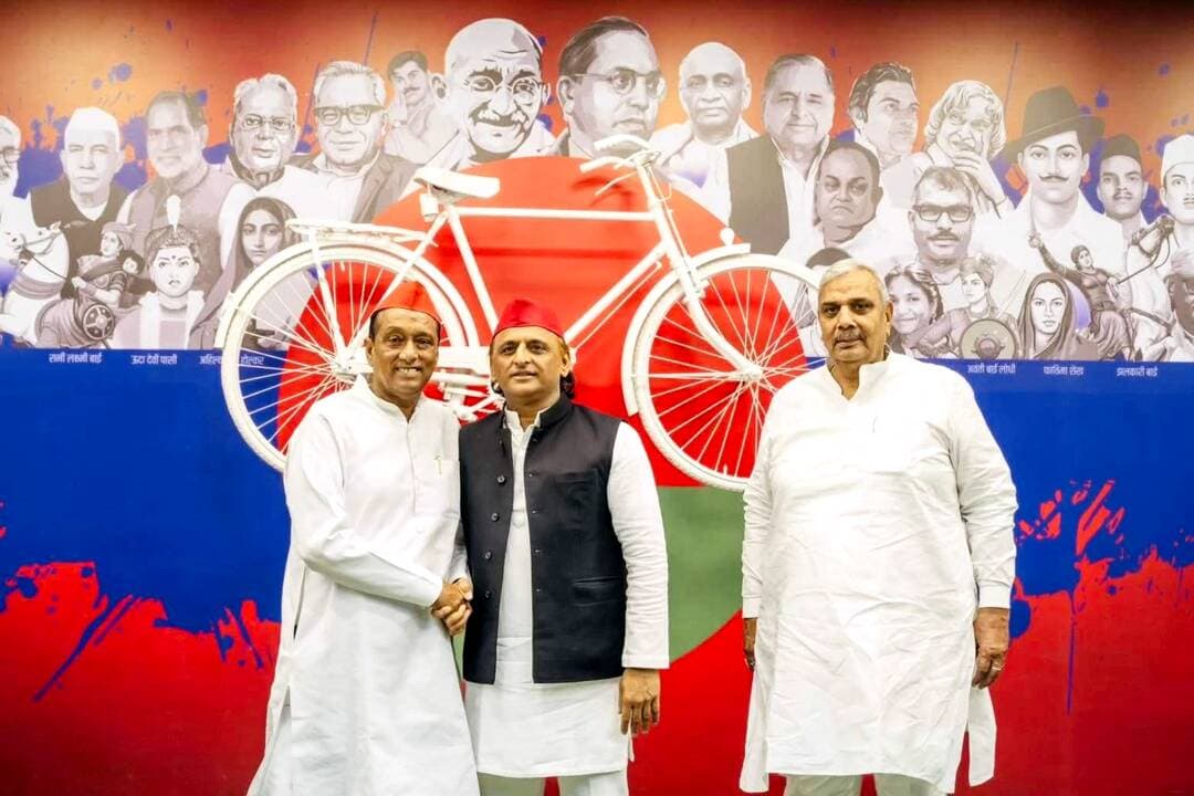 बुढ़ाना विधानसभा अध्यक्ष अकरम खान ने अखिलेश यादव से की मुलाकात के दौरान पार्टी के कई पदाधिकारी एवं कार्यकर्ता भी