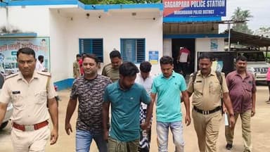 বেআইনি মাটি মাফিয়াদের ঘুম হারাম করল, সাগরপাড়া থানার ওসি রাকেশ বিশ্বাস
গতকাল গোপন তথ্যের ভিত্তিতে মুর্শিদাবাদের সাগরপাড়া থানার উদয় নগর চর কলোনি এলাকায় চলছিল বেআইনিভাবে মাটি কাটার কাজ আর সেই খবর গোপনে খবর পায় সাগর পাড়া থানার ওসি রাকেশ বিশ্বাস ও তার পুলিশ দল আর তারপরেই সেই ঘটনায় ইতিমধ্যেই তিনটি ট্রাক্টর ও তিন জনকে গ্রেফতার পুলিশ তারপরেই ধৃত ব্যক্তিদের আজ বহরমপুর জেলা আদালতে পাঠায় সাগরপাড়া থানার পুলিশ তবে বেশ কিছুদিন আগেই সাগরপাড়া থানায় নতুন ওসি হিসেবে দায়িত্ব গ্রহণ করেন রাকেশ বিশ্বাস তারপরেই বলেছিলেন কোন বেআইনি কাজের সঙ্গে আপোষ করবেন না আর তারপরেই গতকাল চলছিল বেয়াইন ভাবে মাটি কাটা আর সেই ঘটনা ইতিমধ্যে গ্রেফতার তিনটি ট্রাক্টর ও তিনজন ব্যক্তি আর পুলিশের এই কাজকে সাধুবাদ জানিয়েছেন এলাকার সাধারণ মানুষজন