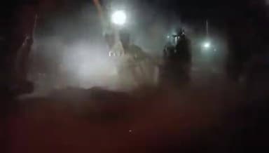 🚨 इटावा में प्रशासन की बड़ी कार्रवाई!
'बीहड़ वाले सैयद बाबा' की मजार पर बुलडोजर एक्शन के बाद उसी भूमि पर वन विभाग ने वृक्षारोपण कर दिया। 🌳
रिपोर्ट्स के अनुसार, संबंधित पक्ष 6 महीने के दौरान भूमि और निर्माण से जुड़े आवश्यक दस्तावेज प्रस्तुत नहीं कर सके, जिसके बाद प्रशासनिक कार्रवाई की गई।
अब जहां विवाद था, वहां हरियाली विकसित करने का प्रयास किया जा रहा है।
#Etawah #BulldozerAction #UttarPradesh #UPNews #ForestDepartment #TreePlantation #Administration #BreakingNews #IndiaNews #TrendingNews #Development #GreenIndiaChallenge