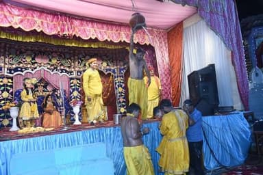 *विश्वकल्याण की कामना से महायज्ञ में आहुतियां,कान्हा द्वारा माखन चोरी प्रसंग की भावपूर्ण प्रस्तुति*
*हनुमान टेकरी आश्रम पर सप्त दिवसीय श्री विष्णु लक्ष्मी महायज्ञ का पांचवा दिवस*
भीलवाड़ा:नीलेश काठेड़ ( वरिष्ठ पत्रकार ),12 जून पुरूषोत्तम मास के पावन अवसर पर भगवान श्री हरि माता लक्ष्मी की कृपा प्राप्त करने हेतु भीलवाड़ा में छोटी हरणी स्थित हनुमान टेकरी आश्रम में महन्त बनवारीशरण काठियाबाबा के सान्निध्य में पहली बार आयोजित सात दिवसीय 11 कुण्डीय श्री विष्णु लक्ष्मी महायज्ञ का समापन रविवार को होगा। महायज्ञ के पांचवे दिन शुक्रवार को यज्ञवेदी में आहुतियों देकर विश्व कल्याण एवं प्राणी मात्र के सुखी रहने की कामना की गई। महायज्ञ में शामिल होने के लिए भीलवाड़ा शहर के विभिन्न क्षेत्रों से यजमान पहुंचे थे। महायज्ञ के साथ श्री राधा रासेश्वरी रासलीला मण्डल श्रीवृन्दावनधाम मथुरा द्वारा भक्तिपूर्ण रासलीला की प्रस्तुति का दौर भी जारी है। महायज्ञ आयोजन के पांचवे दिन सुबह 8 बजे महन्त बनवारीशरण काठियाबाबा के सान्निध्य में यज्ञ मण्डप में श्री शारदा सनातन परमार्थ न्यास के वेदाचार्य पंडित मुकेश शास्त्री के निर्देशन में यज्ञ अनुष्ठान सम्पन्न हुए। प्रत्येक यज्ञ वेदी पर यजमानों के साथ लक्ष्मी स्वरूपा कन्या ने भी आहुति देकर सर्वत्र सुख एवं सर्वकल्याण की कामना से यज्ञ में आहुतियां दी। यज्ञाचार्य ने बताया कि प्रातःकालीन सत्र में सर्वप्रथम सभी यज्ञकर्ताओं को पवित्रीकरण से पवित्र कर पंचगव्य के प्राशनपूर्वक यज्ञमण्डप में प्रवेश कराया गया। सभी ने अपने-अपने मण्डप पर बैठकर कल्याणकारी दिव्य मंत्रों से हवन किया। इसके बाद आरती,पुष्पांजलि ओर यज्ञ मण्डप की परिक्रमा के साथ आरती प्रसाद वितरण के साथ यज्ञ का विश्राम हुआ। महायज्ञ प्रतिदिन सुबह 8 से 12 बजे तक हो रहा है। महायज्ञ के तहत चौथे दिन गुरूवार रात आश्रम परिसर में महंत बनवारीशरण काठियाबाबा के सानिध्य में श्री राधा रासेश्वरी रासलीला मण्डल श्रीवृन्दावनधाम मथुरा के कलाकारों द्वारा भक्तिपूर्ण रासलीला के तहत कृष्ण बाल लीला प्रसंग के महत माखन चोरी प्रसंग में सजीव प्रस्तुति ने श्रद्धालु भक्तों का मन जीत लिया। रासलीला के शुरू में विशिष्ट अतिथि भोपाल से पधारे शालिगराम महाराज, वृन्दावन से आए श्रीश्याम शरण महाराज, समाजसेवी मंजू पोखरना, बनवारीलाल कोगटा, सांवरमल जाट आदि ने ठाकुरजी की आरती की। मण्डल के दामोदरदास काठियाबाबा के निर्देशन में भगवान कृष्ण की गोपियों के घरों से माखनचोरी प्रसंग की प्रस्तुति दी गई। मण्डल के राजू स्वामी ने बताया कि रासलीला में भगवान कृष्ण के गोपियों के घर से माखन चोरी से परेशान होकर यशोदा से शिकायत करने आदि प्रसंगों का कान्हा के जयकारों के साथ सजीव मंचन किया गया। प्रस्तुति देने वाले दल में 16 कलाकार शामिल है। इस दौरान यशोदा,राधा,गोपी, जैसे महिला पात्रों के रूप में भी पुरूष कलाकार ने ही प्रस्तुति दी। रासलीला की प्रस्तुति प्रतिदिन रात 8 बजे से हो रही है। रासलीला देखने के लिए छोटी हरणी के साथ भीलवाड़ा शहर के विभिन्न क्षेत्रों से भी श्रद्धालु आ रहे है।