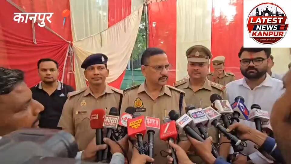 #कानपुर
खोए थे मोबाइल, लौटीं खुशियां!
कानपुर नगर पुलिस की सर्विलांस सेल दक्षिण जोन ने CEIR तकनीक की मदद से 111 गुम मोबाइल फोन बरामद कर उनके वास्तविक स्वामियों को लौटाए। बरामद मोबाइलों की कुल अनुमानित कीमत ₹25.10 लाख है।
मोबाइल वापस पाकर नागरिकों ने पुलिस का आभार व्यक्त किया। मोबाइल गुम होने या साइबर अपराध की स्थिति में तुरंत 1930 हेल्पलाइन, संबंधित थाने या राष्ट्रीय साइबर अपराध पोर्टल पर शिकायत दर्ज करें।
बाइट- पुलिस उपायुक्त दक्षिण दीपेन्द्र नाथ चौधरी
Police Commissionerate Kanpur Nagar UP Police Latest news kanpur #latestnewskanpur #NewsUpdate #police #watch #UttarPradesh #KanpurNews #Update