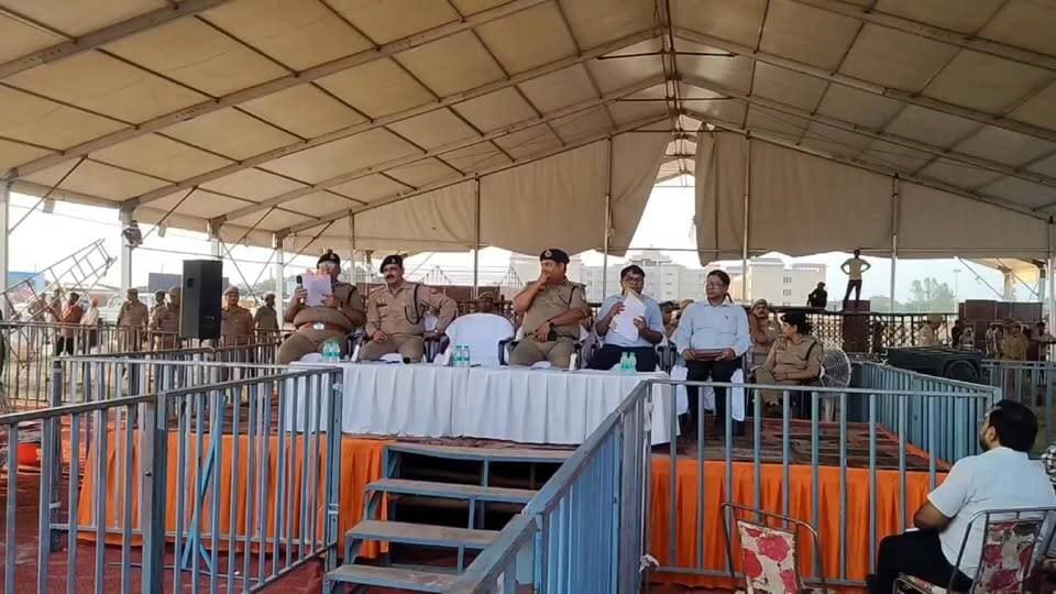 #जिलाधिकारी रविंद्र कुमार के साथ #भाजपा #जिलाध्यक्ष ध्रुव कुमार सिंह ने #सीएम योगी के आगमन को लेकर जनसभा स्थल का किया निरीक्षण दिए दिशा निर्देश