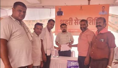 *जिंदल को भूमि आवंटन करने के खिलाफ लगाई आपत्ती व पुर की विभिन्न समस्याओं का दिया ज्ञापन- सेवादल कांग्रेस भीलवाड़ा*
भीलवाड़ा :राजकुमार गोयल
भीलवाड़ा-आज जिला कलेक्टर को सेवादल जिला कांग्रेस भीलवाड़ा के कार्यकर्ताओं ने 1.जिंदल शा लिमिटेड को U.I.T के द्वारा की जा रही भूमि आवंटन के खिलाफ आपत्ती लगाकर पुर व आसपास ग्रामीणों को जिंदल से होने वाले नुकसान के बारे में विस्तार से बता कर आपत्ति दर्ज कराई
2.पुर के चिकित्सालय को पूर्व कांग्रेस सरकार के द्वारा PHC को CHC भूमि क्रमोनित करने के बाद भी अब तक CHC की सुविधा आम नागरिकों को नहीं मिल रही है जबकि कुल जनसंख्या लगभग 50 से 60 हजार व आसपास के गांव भी लगते हैं रात्रि सुविधा भी नहीं है रात्रि कालीन कोई यहां मिलते ही नहीं है ताला लगा रहता है
3.पुर के पार्कों की हालत बहुत खराब है कोई देखरेख नहीं होती है व पुर के नालो की सफाई भी नहीं हो रही है बरसात का समय है नालों में पानी भरा रहता है जिससे मच्छर पैदा हो रहे हैं और बीमारियां फैल रही हैं तत्काल ठेकेदारों का पेमेंट रोका जाए
4.पुर स्थित शिव व्यायामशाला खेल का एक प्रमुख केंद्र है खिलाड़ी ने अब तक अंतरराष्ट्रीय स्तर पर 9 पदक राष्ट्रीय स्तर पर 60 पदक और राज्य स्तर 80 पदक प्राप्त कर भीलवाड़ा जिले का नाम देश और दुनिया में रोशन किया करीब 100 बच्चे और बच्चियों को रोज कुश्ती कोच कल्याण बिश्नोई के द्वारा निशुल्क कोचिंग दी जाती है लेकिन खिलाड़ियों को शौचालय व आधुनिक जिम नहीं होने के कारण बहुत कठिनाइयों होती है
5. सदर बाजार से तेलियो की बाड़ी व बस स्टैंड तक बनी नई रोड पर राजकीय चिकित्सालय. राजकीय विद्यालय.प्राइवेट विद्यालय. सब्जी मंडी. बस स्टैंड मंदिर सभी इसी रोड पर है वाहन चालक इस मार्ग अत्यंत तीव्र गति एवं अनियंत्रित चलाते है जन सुरक्षा को देखते हुए गति अवरोधक स्पीड ब्रेकर लगाने की मांग की
सभी समस्याओं को तत्काल प्रभाव से जनता के हित में समाधान किया जाए सेवादल के कार्यकर्ता योगेश सोनी कुंदन शर्मा महावीर व्यास श्यामलाल पाराशर पुलकित ट्रेलर भेरूलाल सेन भंवर बिश्नोई रतन लाल तेली ने ज्ञापन दिया