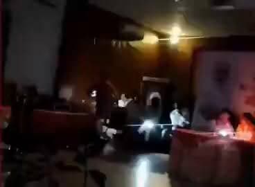 जयपुर में मोदी सरकार के 12 साल पूरे होने पर आयोजित कार्यक्रम में उस समय अजीब स्थिति बन गई, जब ऊर्जा मंत्री की मौजूदगी में महज 15 मिनट के भीतर तीन बार बिजली चली गई। रेल मंत्री अश्विनी वैष्णव को टॉर्च की रोशनी में कार्यक्रम जारी रखना पड़ा। घटना का वीडियो सोशल मीडिया पर तेजी से वायरल हो रहा है। #Jaipur #PowerCut #AshwiniVaishnaw #Rajasthan #ViralVideo #Politics #NewsUpdate