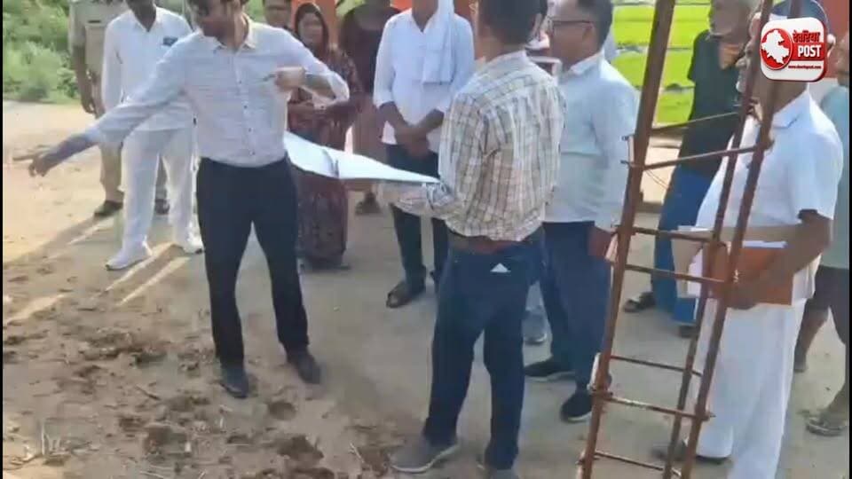 📍 **देवरिया**
आईजीआरएस शिकायतों के निस्तारण की वास्तविकता परखने के लिए जिलाधिकारी मधुसूदन हुल्गी स्वयं गांव पहुंचे और स्थलीय सत्यापन किया।
✅ ग्राम तिवारी व कोइलगढ़हा के तीन प्रकरणों की मौके पर जांच
✅ फर्जी शिकायत का खुलासा, अतिक्रमण न करने की चेतावनी
✅ अधिकारियों को गुणवत्तापूर्ण एवं तथ्यपरक निस्तारण के निर्देश
डीएम ने स्पष्ट कहा कि केवल कागजी रिपोर्ट के आधार पर नहीं, बल्कि मौके पर जाकर जांच सुनिश्चित की जाए। शिकायतों का समयबद्ध और गुणवत्तापूर्ण निस्तारण हर हाल में किया जाएगा।
#Deoria #IGRS #DMDeoria #MadhusudanHulgi #UPNews #DeoriaNews #GoodGovernance #PublicGrievance #UttarPradesh