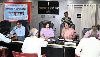 समाहरणालय बक्सर
(जिला जन संपर्क कार्यालय)
प्रेस विज्ञप्ति:- दिनांक 12 जून 2026
जिला पदाधिकारी बक्सर ने सात निश्चय-03 के अंतर्गत संचालित "सबका सम्मान-जीवन आसान" कार्यक्रम के तहत की जन सुनवाई, नागरिकों की समस्याओं के त्वरित समाधान का दिया आश्वासन
आज दिनांक 12 जून 2026 को जिला पदाधिकारी बक्सर, श्रीमती साहिला के द्वारा आम जनता से मुलाकात कर जन सुनवाई समाहरणालय परिसर स्थित सभाकक्ष में एवं अनुमंडल पदाधिकारी, भूमि सुधार उप समाहर्ता एवं प्रखंड स्तरीय पदाधिकारी वीडियो कॉन्फ्रेंसिंग के माध्यम से जुड़े हुए थे।
जन सुनवाई में विभिन्न प्रखंडों से आए नागरिकों ने अपनी समस्याओं, शिकायतों एवं कुल 56 आवेदनों को जिला पदाधिकारी के समक्ष प्रस्तुत किया।
जनता दरबार में प्राप्त कुल 56 आवेदनों में से सबसे ज्यादा 30 राजस्व विभाग, 16 विकास से एवं 10 अन्य संबंधित विभाग से संबंधित आवेदन है।
जिलाधिकारी ने सभी आवेदकों की समस्याओं को गंभीरता एवं संवेदनशीलता के साथ सुनते हुए संबंधित विभागीय अधिकारियों को आवश्यक कार्रवाई हेतु तत्काल निर्देश दिया। उन्होंने आश्वस्त किया कि हर आवेदन का निष्पादन निर्धारित समय सीमा के भीतर पारदर्शी एवं न्यायोचित तरीके से किया जाएगा।
जिला प्रशासन बक्सर जन सहभागिता एवं जन सुनवाई को सर्वोपरि महत्व देता है तथा आम जनता की समस्याओं के त्वरित एवं प्रभावी निस्तारण के लिए सतत प्रतिबद्ध है।
जिला जन संपर्क कार्यालय
बक्सर।
Information & Public Relations Department, Government of Bihar @top fans Buxar Administration CMO Bihar #BuxarNews #buxarcity #bihar #buxarjila #buxar #topfollowers