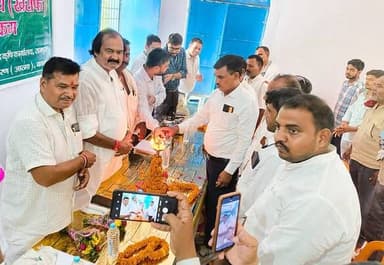 समाहरणालय बक्सर
(जिला जन संपर्क कार्यालय)
प्रेस विज्ञप्ति:- दिनांक 12 जून 2026
कृषि प्रौद्योगिकी प्रबंध अभिकरण (आत्मा) प्रसार तंत्र का सशक्त माध्यम है। कृषि विभाग द्वारा शारदीय (खरीफ) मौसम में फसलों की उत्पादन एवं उत्पादकता बढ़ाने के लिए विभिन्न कार्यक्रमों का कियान्वयन किया जा रहा है।
इसी कड़ी में आत्मा, बक्सर द्वारा प्रखण्डस्तरीय प्रशिक्षण कार्यक्रम दिनांक 10 जून से 22 जून तक तक आयोजित किया जा रहा है। शारदीय (खरीफ) महाभियान-2026 में किसानों को विभिन्न शारदीय (खरीफ) फसलों के साथ-साथ बागवानी फसलों की जानकारी उपलब्ध कराई जायेगी।
दिनांक 11 जून से 30 जून तक पूर्वाहन 09.00 बजे से पंचायत स्तर पर कृषि जन कल्याण चौपाल-सह-खेत बचाओ अभियान कार्यक्रम का आयोजन किया जा रहा है, जिसमें कृषि व कृषि सम्बद्ध क्षेत्र में चलायी जा रही महत्वाकांक्षी योजनाओं का प्रचार-प्रसार एवं जागरुकता करने के साथ-साथ विभिन्न फसलों के उत्पादन एवं उत्पादकता बढ़ाने के लिए अपने-अपने जिले में चिन्हित फसलों के कलस्टर में खेती को बढ़ावा देना तथा कृषि से संबंधित नवीनतम तकनीकी जानकारी यथा मिट्टी जाँच के आधार पर संतुलित मात्रा में उर्वरकों का प्रयोग, समय से फसल की बुवाई, फफूँदनाशी एवं कीटनाशी से बीजोपचार, सिंचाई के लिए जल प्रबंधन, फसल अवशेष प्रबंधन, जलवायु अनुकूल कृषि कार्य, जैविक खेती, सूक्ष्म सिंचाई पद्धति, मोटे अनाज एवं उद्यानिक फसलों की महत्ता तथा समेकित पोषक तत्व प्रबंधन तथा खेत बचाओ अभियान आदि के बारे में किसानों के बीच प्रचार-प्रसार एवं जागरुकता किया जाना है।
प्रखंड स्तरीय शारदीय (खरीफ) प्रशिक्षण तथा सभी पंचायतों में कृषि जन कल्याण चौपाल कार्यक्रम के आयोजन की तिथि सम्बंधित प्रखंड के बीएओ/बीटीएम/एटीएम तथा पंचायत स्तर पर कार्यरत कृषि समन्वयक व किसान सलाहकार से हासिल की जा सकती है।
दिनांक 13 एवं 15 जून को प्रखंडस्तरीय शारदीय (खरीफ) अभियान का आयोजन कमशः ई किसान भवन, इटाढ़ी तथा ई किसान भवन डुमराँव में होगा।
कृषि जन कल्याण चौपाल कार्यक्रम दिनांक 13 एवं 15 जून 2026 को निम्नांकित है-
दिनांक 13.06.2026 को बक्सर प्रखंड अंतर्गत बोक्सा पंचायत के लक्ष्मनपुर, चैसा प्रखंड अंतर्गत डिहरी पंचायत के दुर्गा मंदिर डिहरी, राजपुर प्रखंड अंतर्गत मगराव पंचायत के संगराव पैक्स गोदाम एवं नागपुर पंचायत के गैधरा शिव मंदिर के पास, डुमराँव प्रखंड अंतर्गत अटाव पंचायत के मुगासी, चक्की प्रखंड अंतर्गत चक्की पंचायत के रंगी डेरा चक्की, नावानगर प्रखंड अंतर्गत बेलहरी पंचायत के कजिया मंदिर, चैगाई प्रखंड अंतर्गत मसर्हिया पंचायत के फफदर प्राथमिक विद्यालय, ब्रह्मपुर प्रखंड अंतर्गत पोखरहा पंचायत अंतर्गत बंशवर एवं बगेन पंचायत अंतर्गत बरूहा मठिया पर, सिमरी प्रखंड अंतर्गत बलिहार पंचायत के बलिहार बाजार एवं दुल्लहपुर पंचायत के दुल्लहपुर एवं केसठ प्रखंड अंतर्गत कतिकनार पंचायत के खरवनिया में निर्धारित है।
दिनांक 15.06.2026 को बक्सर प्रखंड अंतर्गत महदह पंचायत के एकडेरवा पानी टंकी, चैसा प्रखंड अंतर्गत सिकरौल पंचायत के शिव मंदिर कठतर, राजपुर प्रखंड अंतर्गत खिरी पंचायत के सोनी शिव मंदिर एवं अकबरपुर पंचायत के कुशही, इटाढी प्रखंड अंतर्गत इन्दौर पंचायत के शिव मंदिर फतेहपुर, चक्की प्रखंड अंतर्गत जवही दियर पंचायत के शिव मंदिर जवही दियर, नावानगर प्रखंड अंतर्गत सिकरौल पंचायत के सतुहडी शिवाला, चैगाई प्रखंड अंतर्गत नचाप पंचायत के प्राथमिक विद्यालय बेलहरी, ब्रह्मपुर प्रखंड अंतर्गत बैरिया पंचायत के पाण्डेयपुर एवं सिमरी प्रखंड अंतर्गत मझवारी पंचायत के मुकुंदपुर शिवाला एवं पडरी पंचायत के धनजंयपुर में निर्धारित है।
जिला जन संपर्क कार्यालय
बक्सर।
Information & Public Relations Department, Government of Bihar Buxar Administration Department of Agriculture, Government of Bihar CMO Bihar @top fans #BuxarNews #buxarcity #buxarjila #bihar #topfollowers #buxar