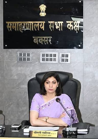 समाहरणालय बक्सर
(जिला जन संपर्क कार्यालय)
प्रेस विज्ञप्ति:- दिनांक 12 जून 2026
आज दिनांक 12 जून 2026 को जिला पदाधिकारी बक्सर, श्रीमती साहिला की अध्यक्षता में जिला खनिज फाउंडेशन (DMF) से संबंधित समीक्षा बैठक समाहरणालय परिसर स्थित सभाकक्ष में की गई।
बैठक में बताया गया कि माह मई 2026 तक DMF निधि में ₹23.34 लाख की राशि उपलब्ध है। जिसका उपयोग प्रधानमंत्री खनिज क्षेत्र कल्याण योजना (PMKKKY) एवं DMF नियमावली के प्रावधानों के अनुरूप किया जाएगा।
बैठक में शिक्षा, स्वास्थ्य, महिला एवं बाल कल्याण तथा आधारभूत संरचना से संबंधित विभिन्न योजनाओं की समीक्षा की गई।
राज हाई स्कूल में स्पेस लैब स्थापना, अनुमंडलीय अस्पताल डुमरांव में आरओ एवं वाटर कूलर तथा शौचालय मरम्मत डॉ० भीमराव अंबेडकर बालिका कल्याण छात्रावास हेतु किचन शेड निर्माण, अनुमंडल पुस्तकालय के लिए आवश्यक संसाधनों की व्यवस्था एवं विभिन्न आंगनबाड़ी केंद्र भवनों के निर्माण संबंधी योजनाओं को स्वीकृति प्रदान की गई।
जिला पदाधिकारी ने संबंधित विभागों को एक सप्ताह के भीतर प्राक्कलन उपलब्ध कराने तथा स्वीकृत योजनाओं का शीघ्र क्रियान्वयन सुनिश्चित करने का निर्देश दिया।
जिला जन संपर्क कार्यालय
बक्सर।
Information & Public Relations Department, Government of Bihar Buxar Administration @top fans Mines & Geology Department, Government of Bihar #BuxarNews #buxarcity #buxarjila #bihar #buxar #topfollowers