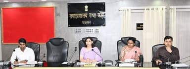 समाहरणालय, बक्सर
(जिला जन संपर्क कार्यालय)
प्रेस विज्ञप्ति:- दिनांक 12 जून 2026
जिलाधिकारी की अध्यक्षता में नगर निकायों की योजनाओं, मानसून तैयारी एवं साफ-सफाई व्यवस्था की समीक्षा
आज दिनांक 12 जून 2026 को जिला पदाधिकारी बक्सर, श्रीमती साहिला की अध्यक्षता में नगर विकास एवं आवास विभाग से संबंधित विभिन्न योजनाओं, मानसून पूर्व तैयारियों तथा शहरी क्षेत्रों में स्वच्छता व्यवस्था की समीक्षा बैठक समाहरणालय परिसर स्थित सभाकक्ष में की गई।
बैठक में सभी नगर परिषद एवं नगर पंचायतों के कार्यपालक पदाधिकारी उपस्थित थे।
बैठक में जिला पदाधिकारी ने मानसून को देखते हुए सभी नगर निकायों को नालों की समुचित सफाई एवं जल निकासी व्यवस्था सुनिश्चित करने का निर्देश दिया। उन्होंने कहा कि जलजमाव की समस्या उत्पन्न न हो, इसके लिए सभी आवश्यक तैयारियां समय रहते पूर्ण कर ली जाएं।
सूखा एवं पेयजल संकट की संभावनाओं को ध्यान में रखते हुए सभी चापाकलों को क्रियाशील रखने एवं लोक स्वास्थ्य अभियंत्रण विभाग के साथ समन्वय स्थापित कर आवश्यक कार्रवाई करने का निर्देश दिया गया।
बैठक में सभी नगर निकायों में पिंक टॉयलेट के निर्माण कार्य में तेजी लाने, शहरों में कचरा संग्रहण स्थलों की संख्या को शून्य तक लाने तथा स्वच्छता व्यवस्था को और सुदृढ़ करने पर बल दिया गया।
नगर परिषद बक्सर के कार्यपालक पदाधिकारी को बक्सर नगर क्षेत्र एवं रामरेखा घाट में सीसीटीवी कैमरे लगाने की दिशा में आवश्यक कार्रवाई करने का निर्देश दिया गया। साथ ही बक्सर में बुडको द्वारा निर्माणाधीन मोक्षधाम परियोजना के कार्य में तेजी लाते हुए निर्धारित समय सीमा के भीतर पूर्ण कराने हेतु संबंधित एजेंसियों के साथ समन्वय स्थापित करने का निर्देश दिया गया।
शहरी क्षेत्रों में व्यवस्थित व्यापारिक गतिविधियों को बढ़ावा देने हेतु मांस विक्रेताओं, फल एवं सब्जी विक्रेताओं तथा फूड कोर्ट के लिए समर्पित वेंडिंग जोन विकसित करने के प्रस्ताव पर आवश्यक कार्रवाई करने का निर्देश दिया गया। इसके अतिरिक्त महिलाओं की सुरक्षित एवं सुगम यात्रा के उद्देश्य से पिंक बस संचालन हेतु प्रस्ताव तैयार करने पर भी विचार-विमर्श किया गया।
नगर पंचायत ब्रह्मपुर को आगामी श्रावणी मेला को ध्यान में रखते हुए मेला क्षेत्र में पर्याप्त संख्या में सीसीटीवी कैमरे लगाने का निर्देश दिया गया।
जिला पदाधिकारी ने सभी नगर परिषदों एवं नगर पंचायतों को अपने-अपने क्षेत्र में उपलब्ध पोखरों के सौंदर्यीकरण हेतु कार्य योजना तैयार कर कार्रवाई प्रारंभ करने का निर्देश दिया गया।
ठोस अपशिष्ट प्रबंधन को सुदृढ़ करने के उद्देश्य से मैटेरियल रिकवरी फैसिलिटी (MRF) के निर्माण हेतु आवश्यक भूमि की उपलब्धता यथाशीघ्र सुनिश्चित करने का निर्देश दिया गया।
मानसून के दौरान संचारी रोगों की रोकथाम के लिए सभी नगर निकायों को नियमित रूप से एंटी लार्वा दवा का छिड़काव कराने तथा साफ-सफाई व्यवस्था को और प्रभावी बनाने का निर्देश दिया गया।
बैठक में नगर विकास एवं आवास विभाग की विभिन्न योजनाओं की प्रगति की समीक्षा करते हुए जिला पदाधिकारी ने सभी कार्यपालक पदाधिकारियों को समयबद्ध एवं गुणवत्तापूर्ण कार्य निष्पादन सुनिश्चित करने का निर्देश दिया।
जिला जन संपर्क कार्यालय
बक्सर।
Information & Public Relations Department, Government of Bihar @top fans Buxar Administration #BuxarNews #buxarcity #buxarjila #bihar #buxar #topfollowers #brahmpur #itadhi #chousa
