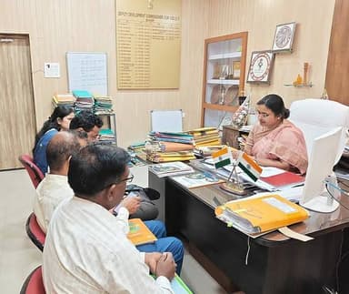 समाहरणालय बक्सर
(जिला जन संपर्क कार्यालय)
प्रेस विज्ञप्ति:- दिनांक 12 जून 2026
आज दिनांक 12 जून 2026 को उप विकास आयुक्त बक्सर, श्रीमती निहारिका छवि की अध्यक्षता में सभी प्रखण्ड पंचायत राज पदाधिकारियों के साथ बैठक समाहरणालय परिसर स्थित कार्यालय कक्ष में की गई।
बैठक में अवगत कराया गया कि जिला परिषद बक्सर के द्वारा कार्यान्वित की जाने वाली योजनाओं के भूमि अनापत्ति प्रमाण पत्र हेतु सभी अंचलाधिकारियों को पत्र संसूचित किया गया है, उसकी प्रति सभी प्रखण्ड पंचायत राज पदाधिकारियों को भी उपलब्ध कराया गया और उन्हें निदेशित किया गया कि वे अंचलाधिकारी से समन्वय स्थापित कर जिला परिषद के माध्यम से क्रियान्वित योजनाओं के स्थल से संबंधित एनओसी 24 घंटे के अंदर जिला परिषद कार्यालय में भेजवाना सुनिश्चित करेंगे।
जिला जन संपर्क कार्यालय
बक्सर।
Information & Public Relations Department, Government of Bihar @top fans Buxar Administration #BuxarNews #buxarcity #buxarjila #buxar #bihar #topfollowers