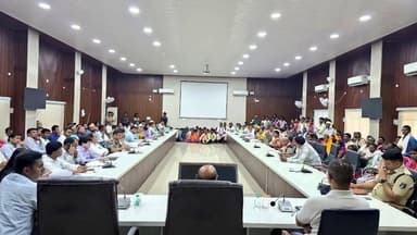 आदिवासी समाज की 36 सूत्रीय मांगों पर जिला प्रशासन द्वारा गंभीरतापूर्वक समीक्षा की गई। जिला पंचायत सभाकक्ष में आयोजित बैठक में कलेक्टर श्री बी.एस. उइके ने समाज प्रतिनिधियों से संवाद कर सड़क, बिजली, पेयजल, वनाधिकार पट्टा, आवास, शिक्षा, स्वास्थ्य एवं रोजगार सहित विभिन्न मुद्दों पर विस्तार से चर्चा की।
कलेक्टर ने अधिकारियों को पात्र हितग्राहियों के प्रकरणों का परीक्षण कर आवश्यक कार्रवाई सुनिश्चित करने तथा शासन की जनकल्याणकारी योजनाओं का लाभ अंतिम व्यक्ति तक पहुंचाने के निर्देश दिए।
जनभागीदारी और संवाद के माध्यम से आदिवासी समुदाय के सामाजिक एवं आर्थिक सशक्तिकरण की दिशा में जिला प्रशासन सतत प्रयासरत है।
#Gariyaband #TribalDevelopment #JanSamvad #GoodGovernance