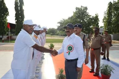 पुलिस लाइन मऊ में अंतरजनपदीय वाराणसी जोन वॉलीबॉल प्रतियोगिता का भव्य आयोजन-
पुलिस महानिरीक्षक वाराणसी परिक्षेत्र, वाराणसी के निर्देशन एवं पुलिस अधीक्षक मऊ श्री कमलेश बहादुर के कुशल नेतृत्व में आज पुलिस लाइन मऊ में अंतरजनपदीय वाराणसी जोन वॉलीबॉल प्रतियोगिता का भव्य आयोजन किया गया। प्रतियोगिता का उद्देश्य पुलिस अधिकारियों एवं कर्मचारियों में खेल भावना, आपसी समन्वय, शारीरिक दक्षता तथा स्वस्थ प्रतिस्पर्धा को प्रोत्साहित करना है।
प्रतियोगिता का उद्घाटन पुलिस अधीक्षक मऊ श्री कमलेश बहादुर एवं अपर पुलिस अधीक्षक श्री अनूप कुमार द्वारा खिलाड़ियों से परिचय प्राप्त कर एवं उन्हें शुभकामनाएं देकर किया गया। अपने संबोधन में उन्होंने कहा कि खेलकूद पुलिस बल के जीवन का अभिन्न अंग है। खेलों के माध्यम से शारीरिक क्षमता, मानसिक दृढ़ता, अनुशासन, नेतृत्व क्षमता एवं टीम भावना का विकास होता है, जो पुलिस कार्यों के निर्वहन में अत्यंत सहायक सिद्ध होता है।
इस प्रतियोगिता में वाराणसी जोन के अंतर्गत आने वाले विभिन्न जनपदों की टीमों ने प्रतिभाग किया। प्रतियोगिता में मऊ, वाराणसी, गाजीपुर, जौनपुर, चंदौली, भदोही,आजमगढ, सोनभद्र जनपदों से आए खिलाड़ियों ने उत्साहपूर्वक भाग लिया तथा अपने उत्कृष्ट खेल कौशल का प्रदर्शन किया। प्रतियोगिता के दौरान खिलाड़ियों द्वारा रोमांचक मुकाबले खेले गए, जिनमें खेल भावना, अनुशासन एवं टीम वर्क का उत्कृष्ट उदाहरण देखने को मिला।
प्रतियोगिता के दौरान पुलिस लाइन परिसर में उत्साहपूर्ण वातावरण बना रहा। उपस्थित अधिकारियों, कर्मचारियों एवं दर्शकों ने खिलाड़ियों का उत्साहवर्धन किया। विभिन्न टीमों के बीच हुए मुकाबलों में खिलाड़ियों ने बेहतरीन समन्वय, फुर्ती एवं खेल प्रतिभा का परिचय दिया, जिससे प्रतियोगिता अत्यंत रोमांचक एवं आकर्षक बन गई।
पुलिस अधीक्षक श्री कमलेश बहादुर ने सभी प्रतिभागी खिलाड़ियों की सराहना करते हुए कहा कि ऐसी प्रतियोगिताएं पुलिस बल में आपसी सौहार्द एवं सहयोग की भावना को मजबूत करती हैं। उन्होंने सभी खिलाड़ियों को खेल भावना के साथ उत्कृष्ट प्रदर्शन करने हेतु प्रेरित किया तथा भविष्य में भी इस प्रकार की खेल प्रतियोगिताओं के आयोजन की आवश्यकता पर बल दिया।
इस अवसर पर अपर पुलिस अधीक्षक मऊ, क्षेत्राधिकारीगण, प्रतिसार निरीक्षक, विभिन्न जनपदों से आए टीम प्रभारी, पुलिस अधिकारी एवं कर्मचारीगण उपस्थित रहे।