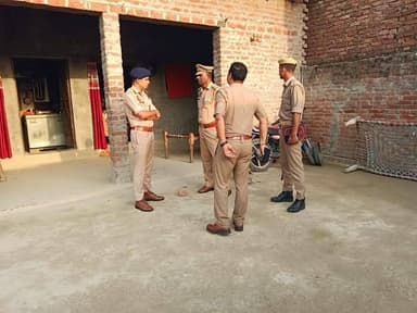 बिग ब्रेकिंग
संभल-भाई ने बहन की गोली मार कर की हत्या,मौसरे भाई से प्रेम प्रसंग के शक में की हत्या,मौसरे भाई से मोबाइल पर बात करती थी मृतका,पुलिस ने शव पीएम को भेजा,हत्यारोपी सगे भाई के खिलाफ केस दर्ज,गुन्नौर थाना इलाके की घटना।