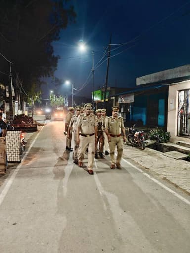 #SSPBareilly के निर्देशन में थाना विशारतगंज #bareillypolice द्वारा अपराध नियंत्रण, शांति एवं कानून व्यवस्था बनाये रखने के दृष्टिगत मुख्य मार्गों व भीड़-भाड़ वाले स्थानों पर पैदल गश्त की गयी।
#UPPolice https://t.co/f7Up3uQJ8q