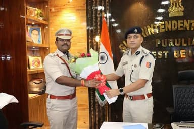 পুরুলিয়ার নতুন SP কুমার সান্নী রাজকে দায়িত্বভার বুঝিয়ে দিলেন বিদায়ী পুলিশ সুপার বৈভব তিওয়ারি।