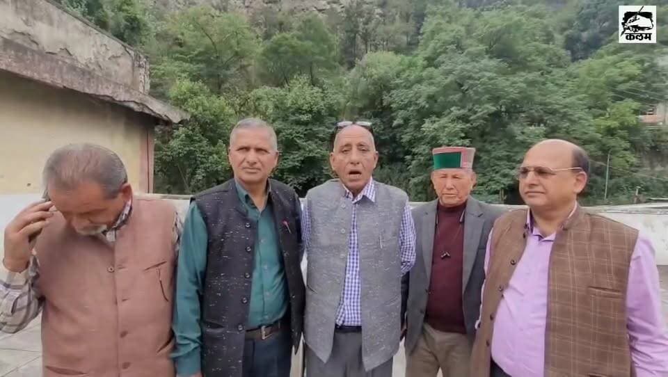 एचआरटीसी पेंशनर्स ने उठाई लंबित मांगों के शीघ्र निपटारे की आवाज़
रामपुर बुशहर में एचआरटीसी पेंशनर्स कल्याण संगठन (रामपुर एवं रिकांगपिओ इकाई) की मासिक बैठक आयोजित की गई, जिसकी अध्यक्षता प्रीतम चंद चौहान ने की। बैठक में बड़ी संख्या में पेंशनर्स ने भाग लेते हुए अपनी लंबित मांगों और समस्याओं को प्रमुखता से उठाया।
पेंशनर्स ने सरकार और निगम प्रबंधन से मांग की कि 1 जनवरी 2016 से देय वेतन एवं भत्तों का भुगतान, लंबित डीए की किस्त, मेडिकल रिवर्समेंट बिलों का निपटारा, बकाया पेंशन राशि तथा एरिया की ₹50,000 की किस्त का भुगतान जल्द से जल्द किया जाए।
बैठक में वक्ताओं ने कहा कि लंबे समय से लंबित मामलों के कारण सेवानिवृत्त कर्मचारियों को आर्थिक परेशानियों का सामना करना पड़ रहा है। संगठन ने चेतावनी दी कि यदि मांगों पर शीघ्र सकारात्मक कार्रवाई नहीं हुई तो भविष्य में आंदोलनात्मक रणनीति पर भी विचार किया जा सकता है।
📍 स्थान: रामपुर बुशहर
🎤 रिपोर्ट: TEAM GROUND ZERO
#HRTC #HRTCPensioners #RamourBushahr #PensionersMeeting #HimachalPradesh #PensionNews #RetiredEmployees #PensionIssue #MedicalReimbursement #DAArrears #HRTCNews #HimachalNews #TeamGroundZero #GroundZeroNews #BreakingNews #RampurNews #KinnaurNews #PensionUpdate #VoiceOfPensioners #NewsUpdate