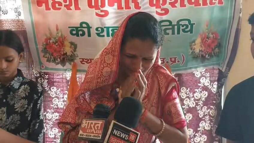 #गाजीपुर।
#शहीद महेश कुमार कुशवाहा के शहादत दिवस पर कार्यक्रम।
सदर तहसील के आदर्श गांव में मनाया गया शहादत दिवस।
बड़ी संख्या में जुए लोगों ने शहीद महेश कुमार को दी श्रद्धांजलि।
12 जून 12019 को अनंतनाग में आतंकी मुठभेड़ में हुए थे शहीद।
सीआरपीएफ में सिपाही के पद पर तैनात थे महेश कुमार।
#समाचारगाजीपुर #GhazipurNews #Ghazipurup61 #ghazuprnews