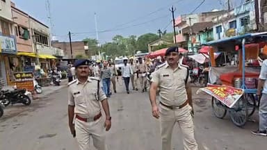 🚨 बीना पुलिस का बड़ा एक्शन: चाकू की नोक पर लूट करने वाला शातिर आरोपी गिरफ्तार 🔥
सागर जिले की बीना थाना पुलिस ने त्वरित कार्रवाई करते हुए चाकू की नोक पर लूट की वारदात को अंजाम देने वाले आदतन अपराधी को गिरफ्तार करने में सफलता हासिल की है।
पुलिस ने आरोपी के कब्जे से लूटे गए ₹5000 नगद, पर्स, आधार कार्ड, पैन कार्ड सहित अन्य महत्वपूर्ण दस्तावेज एवं वारदात में प्रयुक्त चाकू बरामद किया है।
जानकारी के अनुसार गिरफ्तार आरोपी के विरुद्ध पहले से ही 10 आपराधिक प्रकरण दर्ज हैं। बीना पुलिस की इस त्वरित कार्रवाई से अपराधियों में भय और आम जनता में सुरक्षा का विश्वास मजबूत हुआ है।
#BinaPolice #SagarPolice #MPPolice #CrimeControl #LootCaseSolved #QuickAction #LawAndOrder #PublicSafety #PoliceSuccess #CrimeFreeSagar #BreakingNews