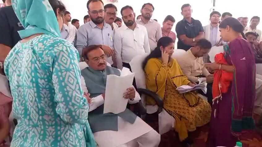 🚨 खुरई में जनकल्याण शिविर का भव्य आयोजन, पूर्व गृहमंत्री भूपेंद्र सिंह ने सुनी जनता की समस्याएं 🚨
खुरई। पूर्व गृहमंत्री एवं विधायक भूपेंद्र सिंह के आतिथ्य में खुरई में अनुभाग स्तरीय जनकल्याण शिविर का आयोजन किया गया। शिविर में आम नागरिकों की समस्याओं को सुनकर उनके त्वरित निराकरण के लिए संबंधित अधिकारियों को निर्देश दिए गए।
कार्यक्रम मे प्रतिभा पाल एवं विवेक के वी सहित जिले के कई अधिकारी मौजूद रहे। शिविर के माध्यम से शासन की जनकल्याणकारी योजनाओं की जानकारी भी आमजन तक पहुंचाई गई और पात्र हितग्राहियों को लाभ प्रदान किया गया।
जनसेवा और विकास के संकल्प के साथ खुरई क्षेत्र में लगातार विकास कार्यों को गति दी जा रही है।
#Khurai #BhupendraSingh #JanKalyanShivir #SagarMP #MadhyaPradesh #CMMadhyaPradesh #JansamparkMP #समृद्ध_खुरई #MPNews #BreakingNews #ViralPost #FBViral #BharatSamvadNews Collector Office Sagar