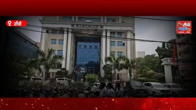 रांची में बढ़ती आवारा कुत्तों की संख्या और रेबीज के खतरे को देखते हुए रांची नगर निगम ने दो विशेष Dog Catcher Vehicles की शुरुआत की है।
महापौर रोशनी खालको, उपमहापौर नीरज कुमार एवं नगर निगम अधिकारियों की मौजूदगी में इन वाहनों का उद्घाटन किया गया। नगर निगम ने बताया कि शहर को विभिन्न जोन में बांटकर आवारा कुत्तों को पकड़ा जाएगा तथा चुटिया स्थित निगम अस्पताल में उनका इलाज, टीकाकरण और देखभाल की जाएगी।
#RanchiNews #RanchiNagarNigam #StrayDogs #DogCatcherVehicle #RabiesControl RoshniKhalkho NeerajKumar JharkhandNews