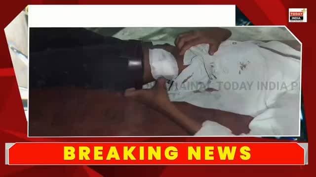 फूलकी के पैसे मांगने पर विक्रेता को चाकू मारा, गंभीर घायल
सैनी (कौशाम्बी)। सैनी थाना क्षेत्र के कमासिन चौराहे पर फूलकी के पैसे मांगने को लेकर हुए विवाद में एक विक्रेता को चाकू मारकर गंभीर रूप से घायल कर दिया गया। घटना के बाद क्षेत्र में हड़कंप मच गया।
बताया गया कि कमासिन चौराहे पर ठेला लगाकर फूलकी बेचने वाला विक्रेता ग्राहक से पैसे मांग रहा था। इसी बात को लेकर विवाद हो गया। आरोप है कि गुस्साए युवक ने विक्रेता के पेट में चाकू मार दिया, जिससे वह गंभीर रूप से घायल हो गया।
सूचना मिलते ही सैनी थाना पुलिस मौके पर पहुंची और घायल को उपचार के लिए अस्पताल भिजवाया। पुलिस ने त्वरित कार्रवाई करते हुए आरोपी को गिरफ्तार कर लिया है। उससे पूछताछ की जा रही है तथा मामले की जांच जारी है।
पुलिस का कहना है कि घटना के संबंध में आवश्यक विधिक कार्रवाई की जा रही है।
#कौशाम्बी #सैनी #कमासिनचौराहा #फूलकीविक्रेता #चाकूबाजी CrimeNews BreakingNews KaushambiNews SainiPolice UPPolice LawAndOrder HindiNews DainikJagran LatestNews LocalNews