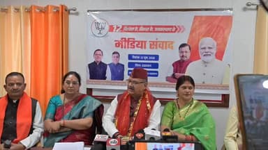 प्रधानमंत्री नरेंद्र मोदी के नेतृत्व में बदली देश की तस्वीर : गणेश जोशी!!
रुद्रप्रयाग दौरे पर पहुंचे जनपद प्रभारी एवं कैबिनेट मंत्री श्री गणेश जोशी ने भाजपा जिला कार्यालय में "एक पेड़ मां के नाम" अभियान के तहत पौधरोपण कर पर्यावरण संरक्षण का संदेश दिया।
पत्रकार वार्ता में उन्होंने कहा कि प्रधानमंत्री नरेंद्र मोदी के नेतृत्व में पिछले 12 वर्षों में भारत ने विकास, सुशासन, जनकल्याण, आधारभूत संरचना, राष्ट्रीय सुरक्षा और वैश्विक प्रतिष्ठा के क्षेत्र में ऐतिहासिक उपलब्धियां हासिल की हैं।
किसानों के लिए प्रधानमंत्री किसान सम्मान निधि, गरीबों के लिए आवास, महिलाओं के लिए उज्ज्वला योजना, आयुष्मान भारत, जल जीवन मिशन, स्वच्छ भारत मिशन और डिजिटल इंडिया जैसी योजनाओं ने करोड़ों लोगों के जीवन में सकारात्मक बदलाव लाया है।
उन्होंने कहा कि वंदे भारत ट्रेन, अटल टनल, चिनाब ब्रिज और पंबन ब्रिज जैसी परियोजनाएं नए भारत की विकास यात्रा की प्रतीक हैं। वहीं जी-20 की सफल अध्यक्षता और वैक्सीन मैत्री अभियान ने विश्व मंच पर भारत का मान बढ़ाया है।
"विकसित भारत" के संकल्प के साथ देश आत्मनिर्भरता, सुशासन और समावेशी विकास की दिशा में निरंतर आगे बढ़ रहा है।
🌱 एक पेड़ मां के नाम 🇮🇳 विकसित भारत - आत्मनिर्भर भारत 🚩 सेवा, सुशासन और गरीब कल्याण के 12 वर्ष
#NarendraModi #GaneshJoshi #ViksitBharat #BJP #Rudraprayag #EkPedMaaKeNaam #DigitalIndia #NewIndia #Uttarakhand