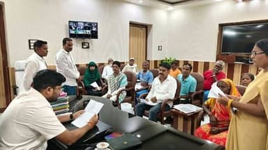 जनता दरबार में डीएम ने सुनीं 25 लोगों की समस्याएं, त्वरित कार्रवाई के दिए निर्देश